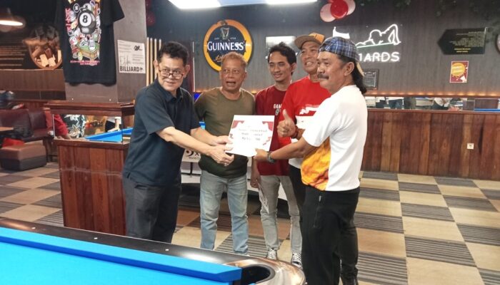 Kalsel Boyong Piala Turnamen Billiard Antar Jurnalis se-Kalimantan