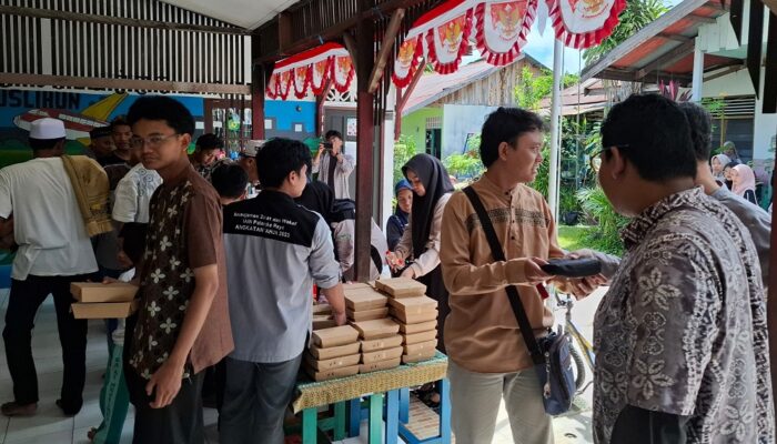 Gerakan Sedekah Jum’at Bagikan Puluhan Paket Makanan Gratis