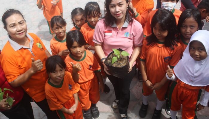 Dukung Upaya Ketahanan Pangan Daerah, Murid SDN Menteng-2 Tanam 50 Bibit Cabai