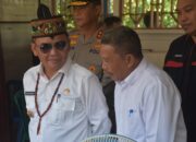 Bagikan Sembako, Gubernur Kalteng Tawarkan Kuliah dan Berobat Gratis kepada Warga Katingan