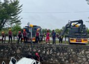 Antar Anak Ke Sekolah Sebuah Mobil Oleng Masuk Sungai