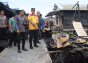 Polda Kalteng Bersih-Bersih dan Salurkan Bantuan untuk Korban Kebakaran Mendawai