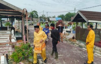 Kerja Bakti Ramadan, Plt Kadis Perkimtan Kobar Ajak Jaga Kebersihan Makam Umum