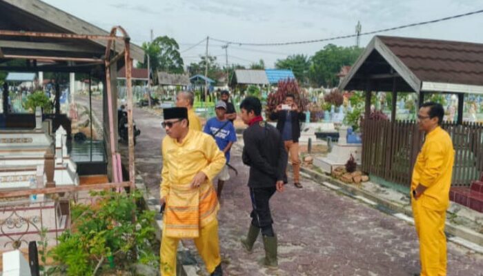 Kerja Bakti Ramadan, Plt Kadis Perkimtan Kobar Ajak Jaga Kebersihan Makam Umum