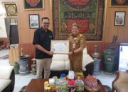 Apresiasi Atas Dukungan Kegiatan Organisasi, Kadishut Terima Penghargaan dari SMSI Kalteng