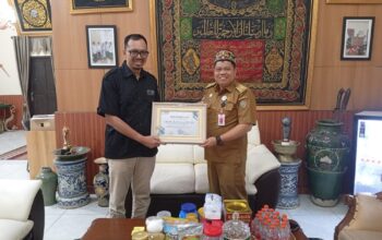 Apresiasi Atas Dukungan Kegiatan Organisasi, Kadishut Terima Penghargaan dari SMSI Kalteng