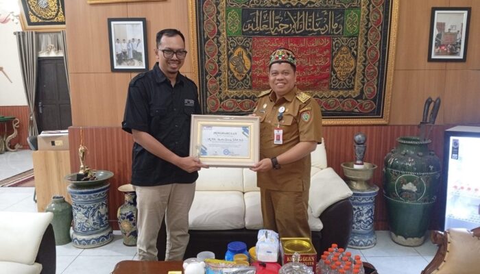 Apresiasi Atas Dukungan Kegiatan Organisasi, Kadishut Terima Penghargaan dari SMSI Kalteng