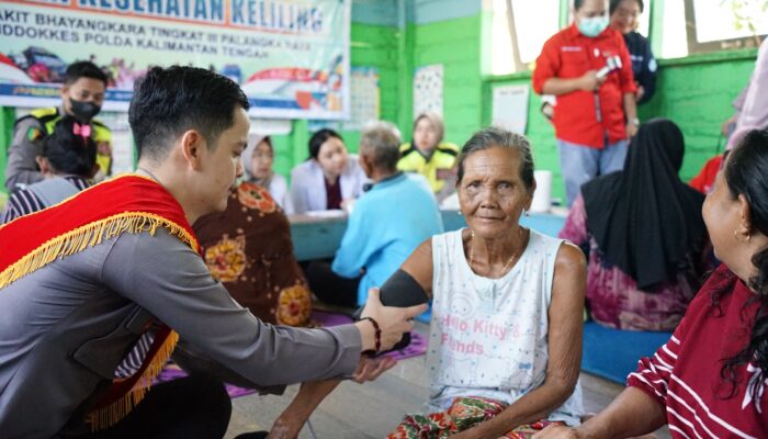 Susuri Sungai, Tim Medis Bhayangkara Jemput Bola Layani Warga Danau Tundai
