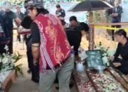 Ratusan Pelayat Iringi Pemakaman ‘Ibunya Orangutan Kalimantan’