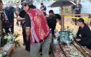 Ratusan Pelayat Iringi Pemakaman ‘Ibunya Orangutan Kalimantan’