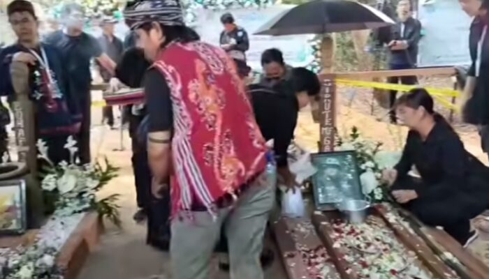 Ratusan Pelayat Iringi Pemakaman ‘Ibunya Orangutan Kalimantan’