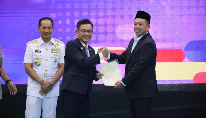 Di Momen HUT Lemhannas RI, Menteri Nusron Serahkan Sertipikat Aset Negara