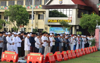 Salat Iduladha di Mapolda Kalteng, Polisi dan Warga Berbaur di Lapangan Barigas