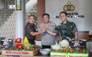 Kapolresta Palangka Raya Terima Kejutan Hari Bhayangkara dari Dandim dan Kajari
