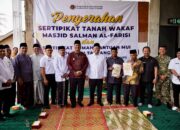 Nusron Wahid Serahkan Sertipikat Wakaf dan Bantuan untuk Bangkitkan Kembali Masjid Terdampak Bencana di Aceh Tamiang