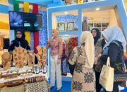 Ketua Dekranasda Kalteng Tinjau Stand Perajin pada HUT Ke-46 Dekranas di Makassar