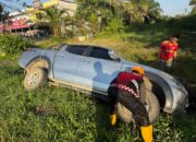 Mobil Triton Terperosok ke Parit di Palangka Raya, Ditsamapta Polda Kalteng Lakukan Evakuasi