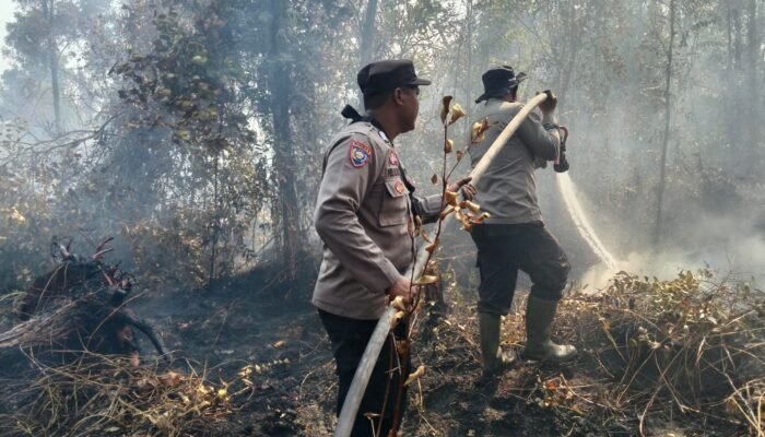 Kebakaran Lahan 2,5 Hektare di Palangka Raya Dipadamkan Polisi dan Relawan