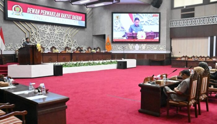 Wagub Kalteng Serahkan Raperda Perubahan APBD 2026 ke DPRD